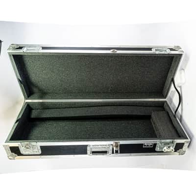 Roadie 61-Key Keyboard Road Case Black w/ Wheels 44" x 15.5" x 7" image 4