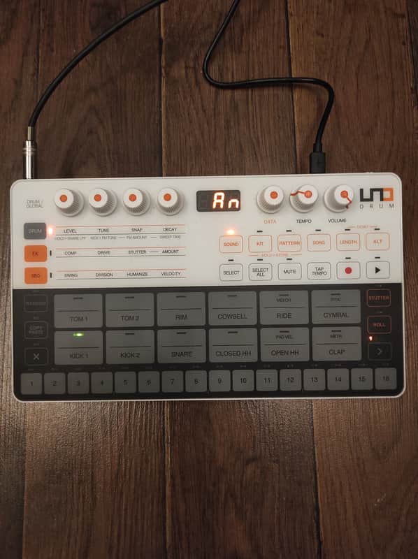 IK Multimedia UNO Drum Analog/PCM Drum Machine