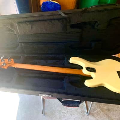 Ernie Ball Music Man StingRay Special 4 H with Rosewood Fretboard - 2018 -  Buttercream image 8