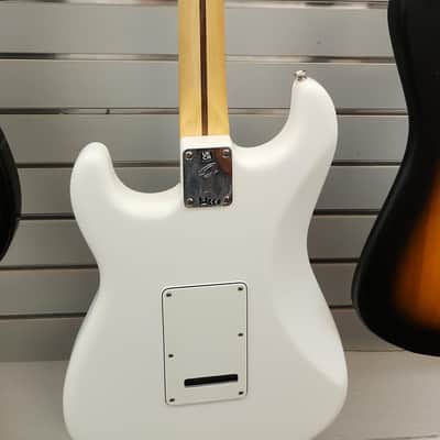 Fender Player Stratocaster®, Maple Fingerboard, Polar White image 3