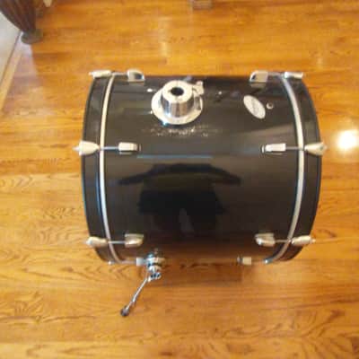 Ludwig Accent series 22 round x 18 inch bass drum gloss black kickport cone very clean! image 6