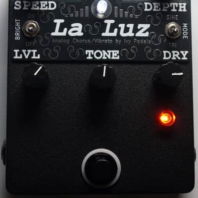 Ivy Pedals La Luz 2025 - All-Black + always-on LFO LED image 3