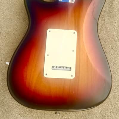 Fender Highway One Stratocaster with Rosewood Fretboard 2006 - 2011 - 3-Color Sunburst image 8