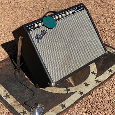 Fender "Custom" Vibrolux Reverb 40-Watt 2x10" Guitar Combo 1996 - 2013 - Black image 20