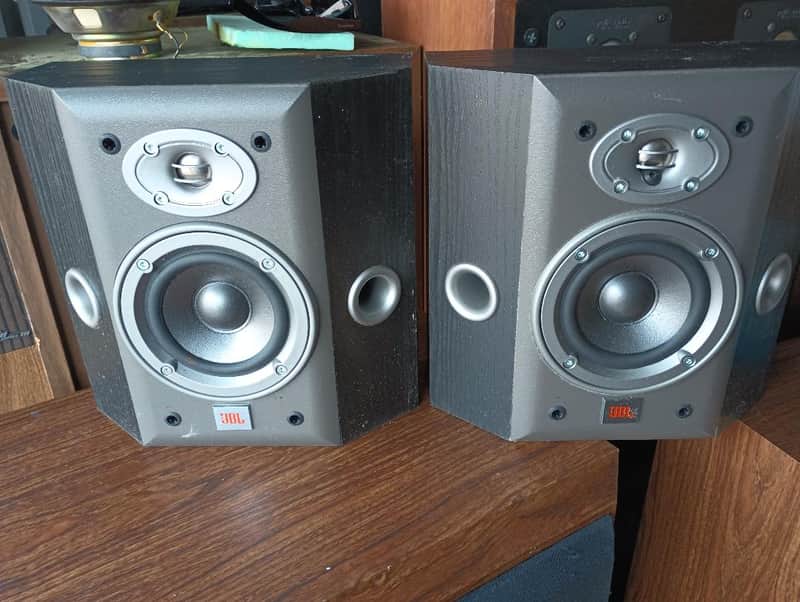 JBL E10 bookshelf speakers - 2000's image 1