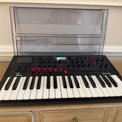 Korg Modwave 37-Key Wavetable Synthesizer with Decksaver Cover