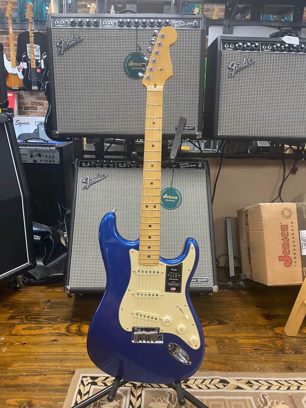 Fender American Ultra Stratocaster with Maple Fretboard Cobra Blue Bild 1