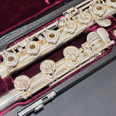 Yamaha YFL-687H Professional Flute - Reconditioned image 4
