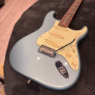 Fender Deluxe Roadhouse Stratocaster with Pau Ferro Fretboard 2018 - 2021 - Mystic Ice Blue image 3