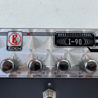 Eden Amplification World Tour I-90 Bass Chorus Guitar Effect Pedal + PSU image 2