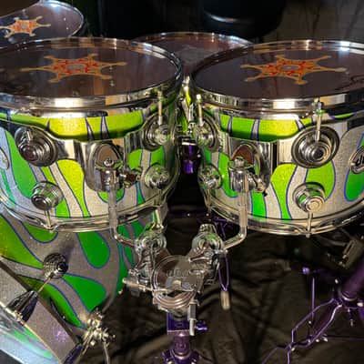 Rikki Rockett's Poison 2022 Stadium Tour DW 6-Piece Drum Set, Green/Silver Sparkle Flame. SIGNED! image 15