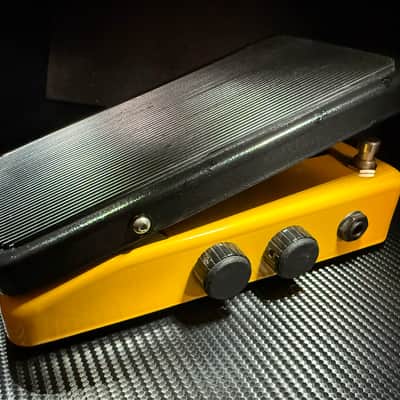 Colorsound Wah-Fuzz-Swell 1990s, United Kingdom - Yellow, Runs on Motorola BCI-84-LC-M728 Transistor image 2