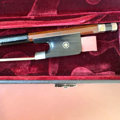Immagine Excellent Used Bass Bow from the Workshop of Horst Schicker in Germany,Pernambuco Wood,Solid Silver Mountings - 5