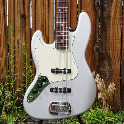 G&L USA Fullerton Deluxe JB MFD Silver Metallic Left Handed 4-String Electric Bass Guitar w/ Gig Bag (2025) image 4