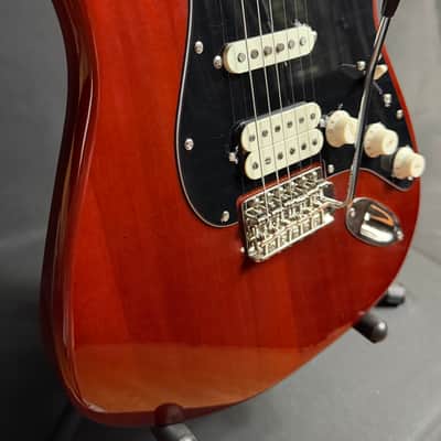 Squier Classic Vibe 70's Stratocaster HSS Electric Guitar Walnut Finish imagen 6
