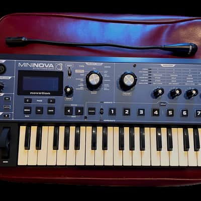 Novation MiniNova 37-Key 18-Voice Synthesizer 2012 - Present - Blue