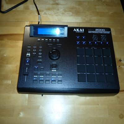Akai MPC 2000XL Custom Black w/Blue LEDs & Black PADs 1GB CF Drive 32MB RAM imagen 2