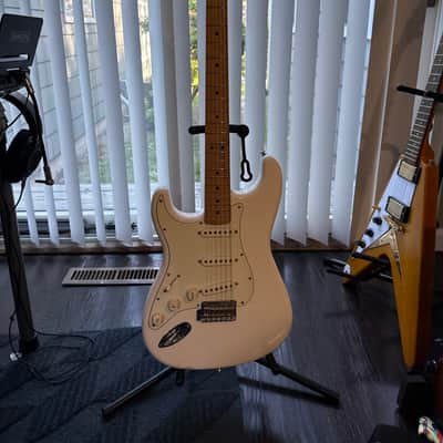 Fender Standard Stratocaster Left-Handed with Maple Fretboard 2006 - 2017 - Arctic White image 1