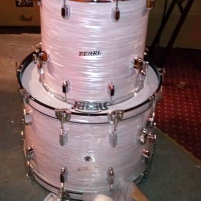 Pearl President Series Phenolic 4-piece Limited Edition in Pearl White Oyster Snare (Depth x Diameter): 5.5" x 14" Mounted Toms (Depth x Diameter): 9" x 13" Floor Toms (Depth x Diameter): 16" x 16" Bass Drums (Depth x Diameter): 14" x 22" image 1