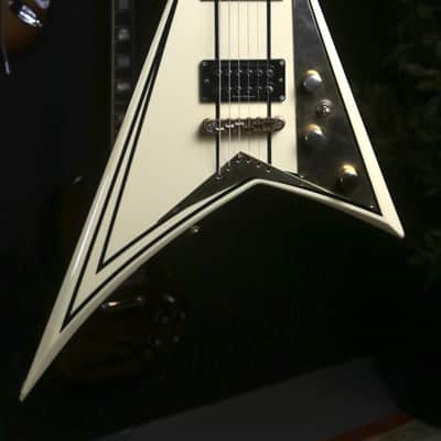 Jackson RR3 Randy Rhoads V Special (Limited Run), Made in Japan, 2006 - Ivory with Black Pinstripes image 3