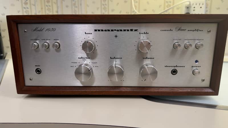 Marantz Model 1030 15-Watt Stereo Solid-State Integrated Amplifier 1973 - 1976 - Silver with Wood Case
