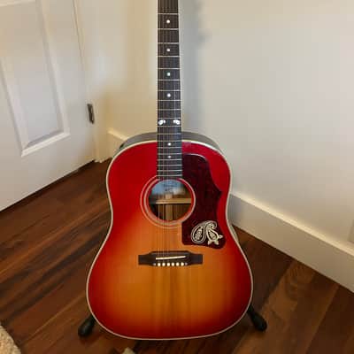 Gibson Brad Paisley J-45 2010 - 2013 - Cherry Sunburst image 2