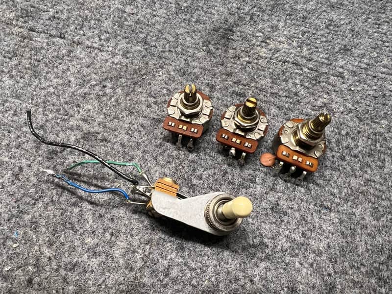 1983 - 3 CTS & Switchcraft toggle image 1