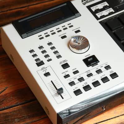 Akai MPC2000XL MIDI Production Center 2000 - 2005 - White - Serviced image 2