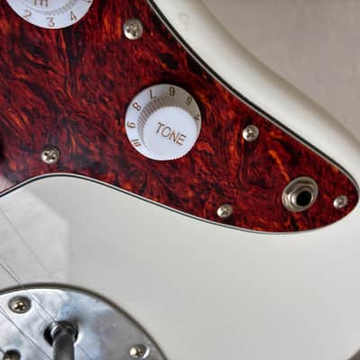 Squier Vintage Modified Jazzmaster with Laurel Fretboard 2018 - 2019 - Olympic White electric guitar tortoise image 11