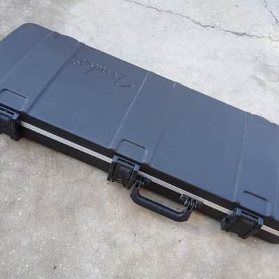 2000's Fender TSA Hardshell Case for Stratocaster or Telecaster - Black Molded - Includes Key imagen 1