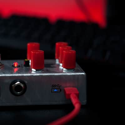 Shredinhere (S) | Overdrive and FuZz in one high-tech guitar pedal! Beautiful design and top quality of the sound! Lithium power source and USB Type-C port for charging! image 5