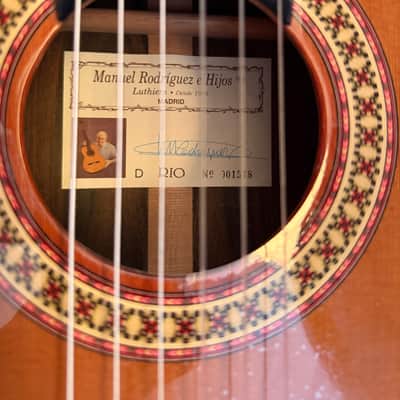 Classical Concert Guitar Manuel Rodríguez e Hijos “D Rio” – Brazilian Rosewood – Canadian Red Cedar Top – Stunning Grain – Hiscox Case image 5