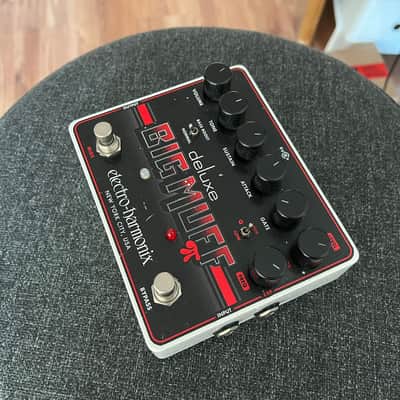 Electro-Harmonix Deluxe Big Muff Pi Distortion / Sustainer Black/Red image 2