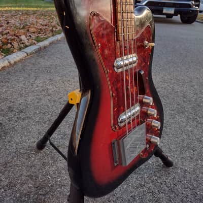 Silvertone Hornet Bass 1966 Red Burst image 2