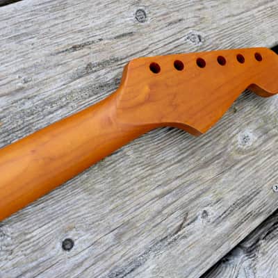 Stratocaster neck lefthanded , roasted maple image 2