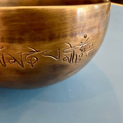 5.75” Hammered Bronze Etched Tibetan Tiger’s Eye Full Moon Singing Bowl w/ Striker image 4