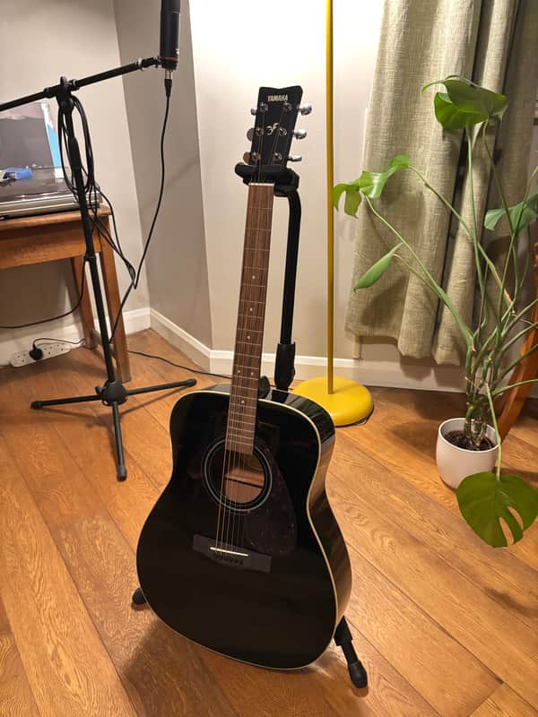 Yamaha F370 Acoustic Guitar in Black Gloss Finish image 1