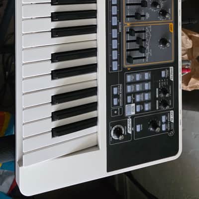 Roland SH-01 GAIA 37-Key Digital Synthesizer 2010 - 2012 - White