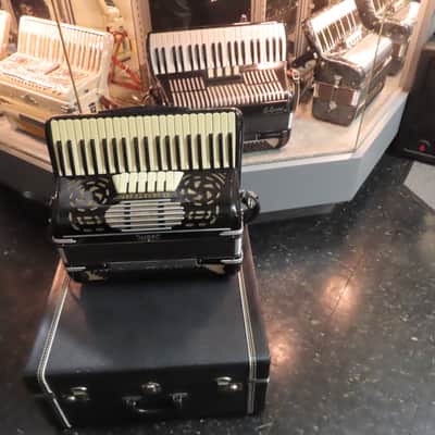 INTERNATIONAL LIRA 120 BASS ACCORDION MODEL 30 1960's BLACK EXCELLENT! image 2