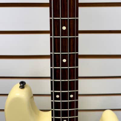 Fender Jazz Bass Made In USA 1995 Cream White with Case - Pre Owned image 9