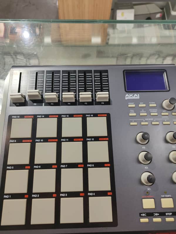 Akai MPD26 2010s - Gray image 1