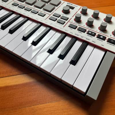 Akai Professional MPK Mini IV MIDI Keyboard Controller - Gray imagen 2