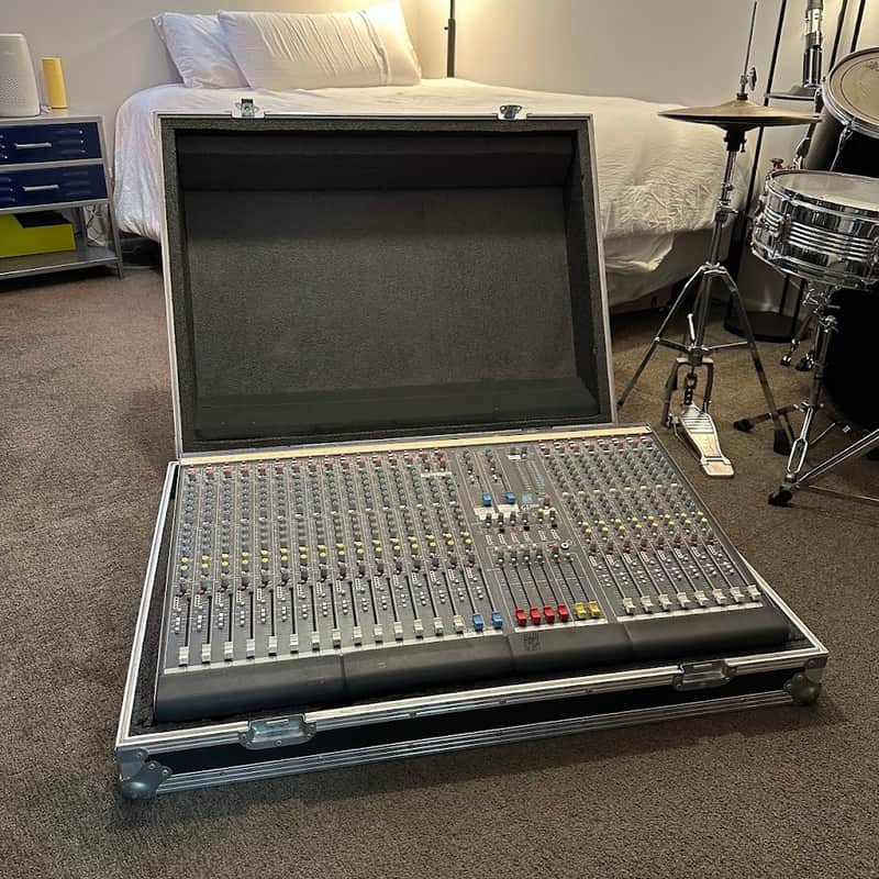 Allen & Heath GL2000 32ch Analog Console w/ Oasis Kases Road Case – Very Good image 1