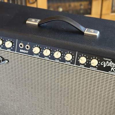 Fender "Custom" Vibrolux Reverb 40-Watt 2x10" Guitar Combo 1999 - Black image 3