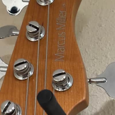 Sire Marcus Miller V8 5 String 2022 - Tobacco Sunburst image 3