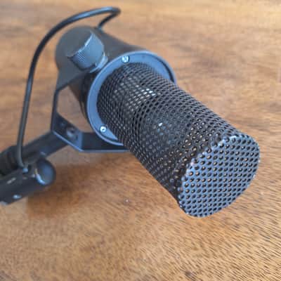 Shure SM7B Cardioid Dynamic Microphone & Cloud Lifter Bundle image 8