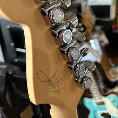 Fender Juanes Signature Stratocaster - Luna White 8lbs. 1.6oz. #JL230573  Hardshell Case image 8