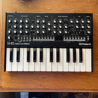 Roland SE-02 Boutique Series Synthesizer Module with K-25m Keyboard 2017 - Present - Black image 2