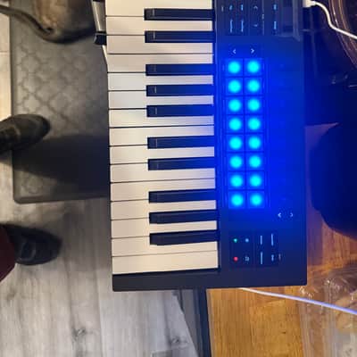 Novation Launchkey 25 MKIV MIDI Keyboard Controller 2024 - Present - Black image 3