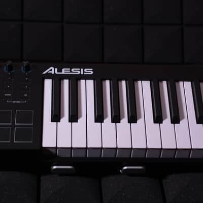 Alesis V25 25-key USB MIDI Controller with Beat Pads 2017 - 2022 - Black